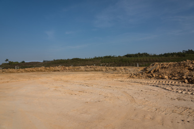 施工场地平坦的泥土路面景观
