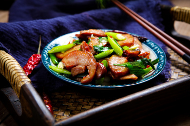 美味菜肴蒜苗辣椒小炒卤猪头肉