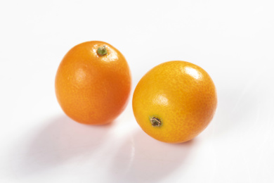 具有止咳化痰功效的保健水果金桔摆放在桌面上