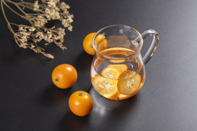 具有止咳化痰功效的保健水果金桔摆放在桌面上