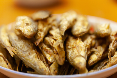 中国传统美食晚餐香煎小银鱼