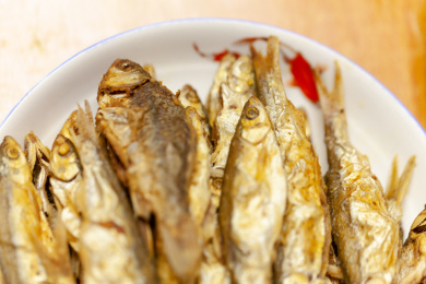 中国传统美食晚餐香煎小银鱼
