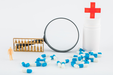 白色背景纸上放着蓝白色胶囊和白色药瓶。