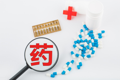 白色背景纸上放着蓝白色胶囊和白色药瓶。