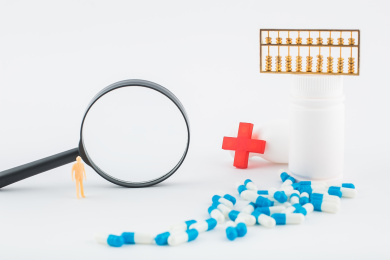 白色背景纸上放着蓝白色胶囊和白色药瓶。