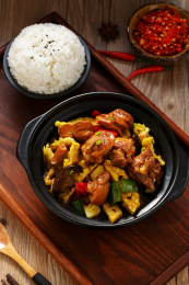 放在托盘里的黄焖鸡加莲藕米饭套餐