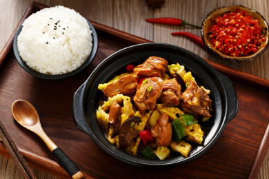 放在托盘里的黄焖鸡加莲藕米饭套餐