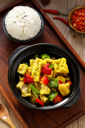 放在托盘里的黄焖鸡加红烧茄子米饭套餐