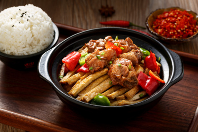 放在托盘里的黄焖鸡米饭套餐