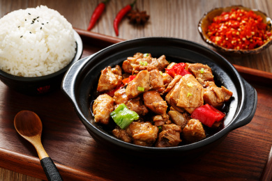 放在托盘里的黄焖鸡米饭套餐