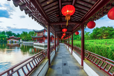 中国浙江嘉兴嘉善西塘古镇老建筑烟雨长廊