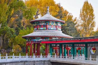 秋季青海省人民公园里的清代中国式建筑亭子