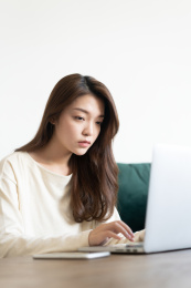 一名年轻女性在家里的客厅办公
