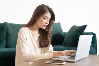 一名年轻女性在家里的客厅办公