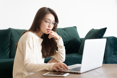 一名年轻女性在家里的客厅办公