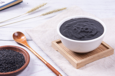 白色陶瓷碗里的黑芝麻糊