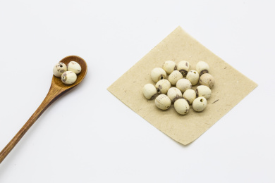 传统中医药食品莲子木勺特写