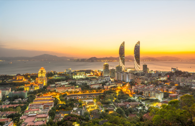 中国福建省厦门市海滨的世茂海峡大厦及周边建筑落日风光鸟瞰图