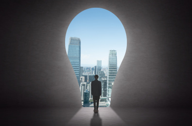 商务人士站在逆光希望成功之门前思考理财投资金融经济商业概念背影