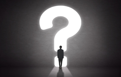 商务人士站在平台上感觉到问号问题不解犹豫职场判断抉择概念