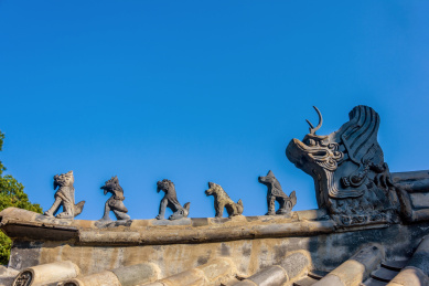 中式古建筑房檐上的仙人走兽装饰