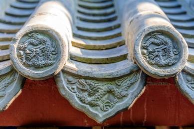 古建筑屋顶的中式龙纹瓦当装饰