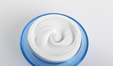 化妆品白色旋转膏体