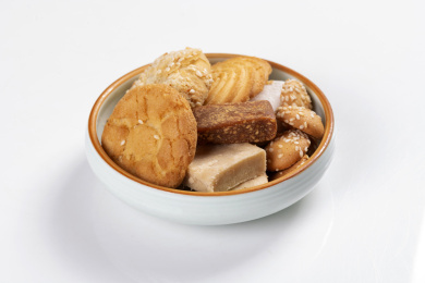 各种点心糕点茶食盛放在盘子