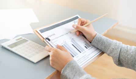 给表格做标记的手部动作特写