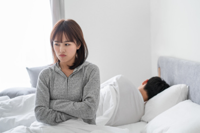 年轻情侣吵架后背对背赌气不说话