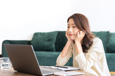 年轻漂亮女孩在看着电脑