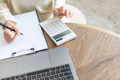 边使用计算器计算边用笔记录数据