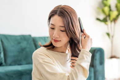 一名年轻漂亮女性在梳头发