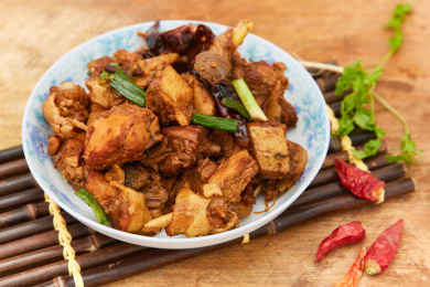 一盘美味的辣子炒鸡肉