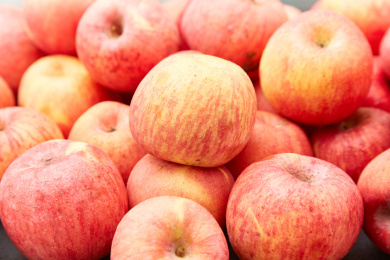 一堆又甜又脆的红苹果 