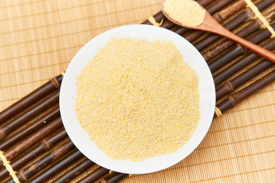 盘子里的粗粮玉米面粉