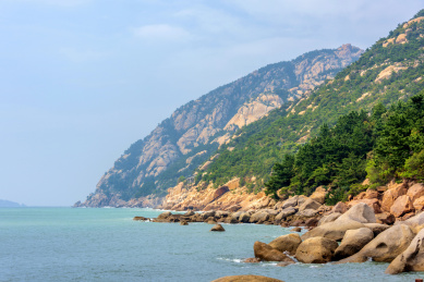 中国山东省青岛市崂山太清宫风景区海岸风光