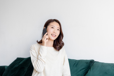 一名年轻女性在客厅里打电话