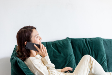 一名年轻女性在客厅里打电话