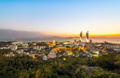 中国福建省厦门市海滨的世茂海峡大厦及周边建筑落日风光鸟瞰图