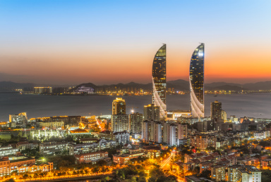 中国福建省厦门市海滨的世茂海峡大厦及周边建筑落日风光鸟瞰图