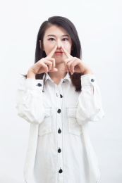 白色衬衫的长发亚洲女生