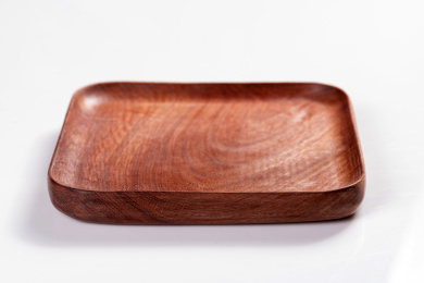 制作精美的木制盘子摆放在桌面上