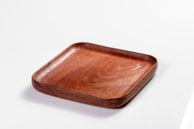 制作精美的木制盘子摆放在桌面上