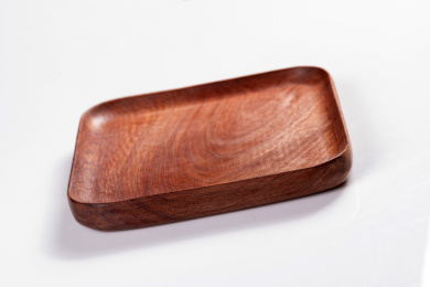 制作精美的木制盘子摆放在桌面上