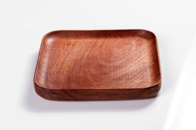 制作精美的木制盘子摆放在桌面上