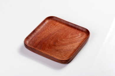 制作精美的木制盘子摆放在桌面上