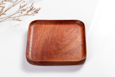 制作精美的木制盘子摆放在桌面上