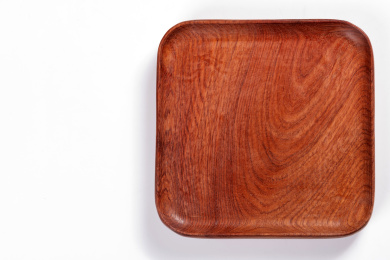 制作精美的木制盘子摆放在桌面上