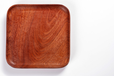 制作精美的木制盘子摆放在桌面上